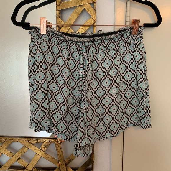 Patterned high waisted shorts - Picture 3 of 4